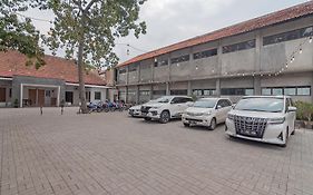 Urbanview Hotel Ultima Veteran Garut